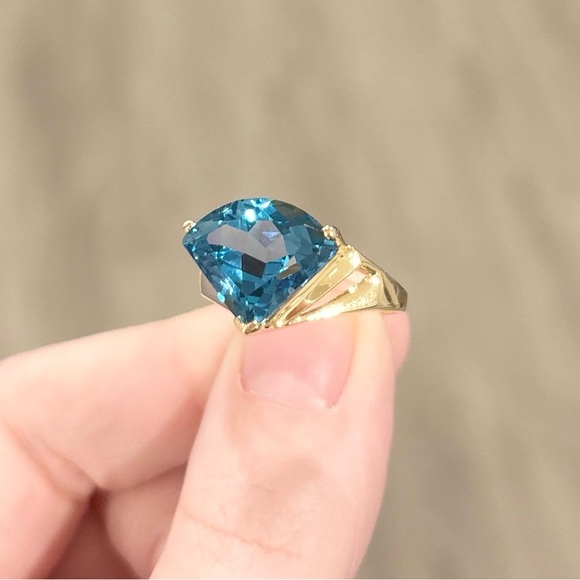14K Large Deep Blue Topaz Swiss London triliant pie cut regal yellow gold ring - Picture 6 of 12